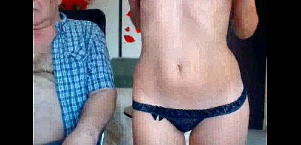  Filha se mostrando na webcam com seu pai